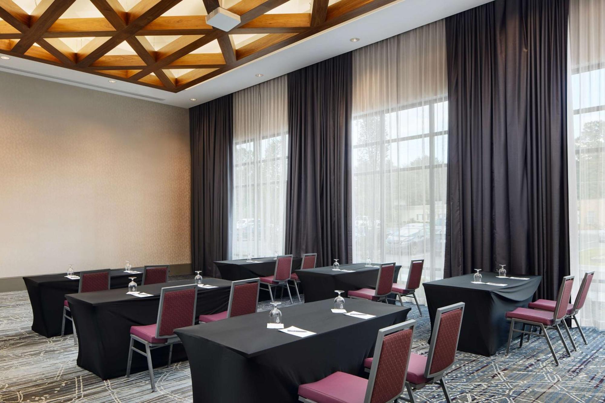 Embassy Suites By Hilton Atlanta Airport North Hapeville Esterno foto